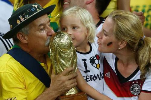 真心那个著名的巴西世界杯爷爷，带着大力神杯去了天堂
