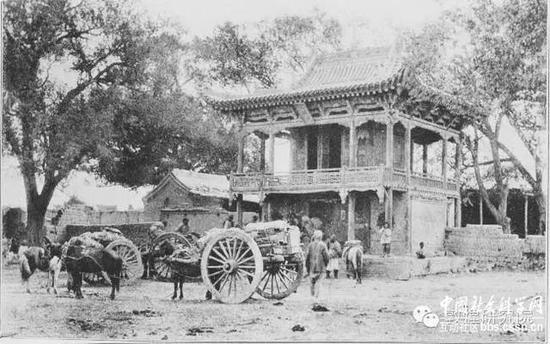 斯坦因车队在安西县（今瓜州）的“道德楼”前
