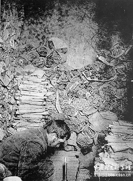 伯希和在被他称为“至圣所”的藏经洞中翻捡经卷-努埃特摄影-1908年