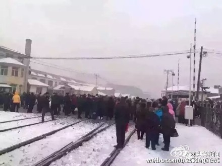黑龙江穆棱百余人拦截火车导致列车停滞