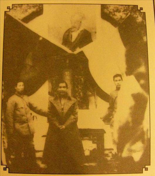 辛亥革命期间，担任临时大总统的孙中山到南京紫金山祭奠明太祖朱元璋。