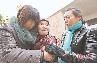 72年后回到家，刘翠英老人（中）与亲人抱成一团。图片来源：焦作日报 吉亚南 摄