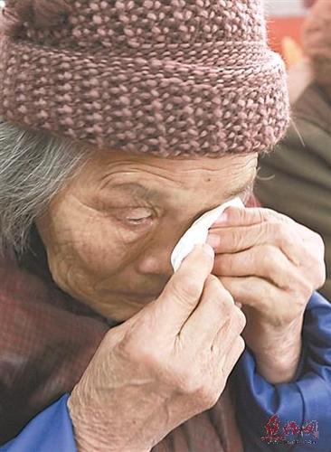 谈起经历，刘翠英老人不禁流下了眼泪。 图片来源：焦作日报 吉亚南 摄