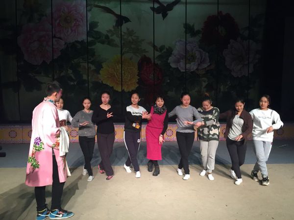 12月21日，安徽电视台录制节目，以记者体验式报道来宣传徽剧之美。王丹红委员（中间红衣者）应邀做指导。