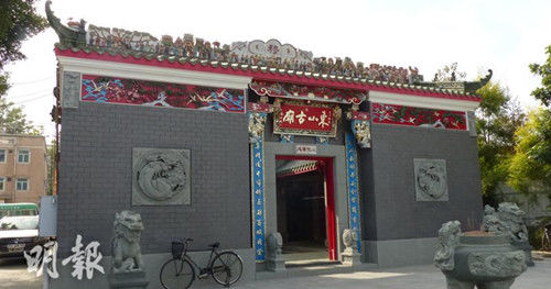 涉事古庙位于落马洲新田。（图：香港《明报》网站）