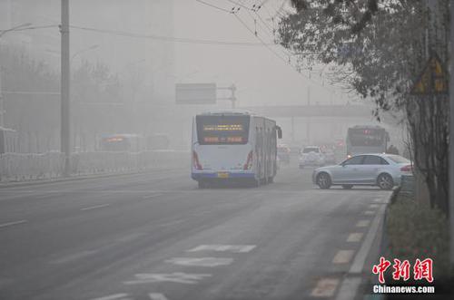 雾霾笼罩，路上能见度很低。 中新网记者 李泊静 摄