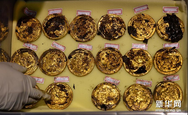 这是在海昏侯墓主棺出土的金饼（12月24日摄）。