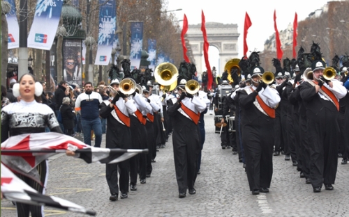 1月1日，在法国巴黎，一支来自美国加州的中学生管乐队行进在香榭丽舍大街上。