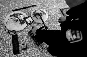 民警展示盗墓者使用的金属探测仪。资料图片