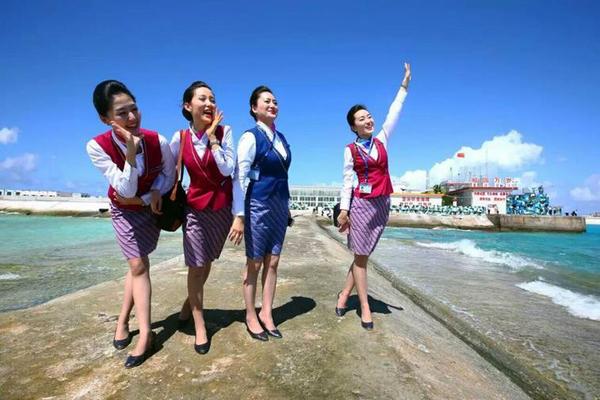 空姐们朝大海喊话，表达兴奋心情。 新华社记者 查春明 摄 图片来源：中国军网1