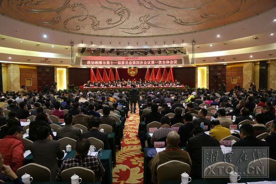 1月11日上午8时30分，湘潭市政协十一届四次会议在华宇国际大酒店隆重开幕。