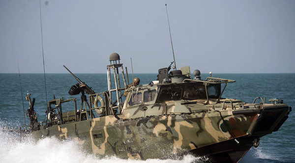 伊朗扣留两艘美国军舰