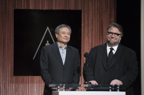 1月14日，在美国加利福尼亚州，华裔导演李安（左）和墨西哥导演吉列尔莫·德尔托罗宣布第88届奥斯卡部分奖项提名。