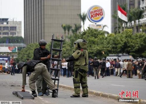 发生于1月14日上午的雅加达市中心数起爆炸和枪击事件目前共致27人伤亡，其中20人受伤，7人死亡。图为警方排爆专家抵达位于雅加达的商业区。