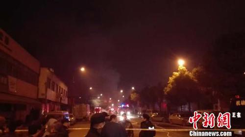 杭州一装有煤气瓶的汽车起火爆炸引燃旁边两幢厂房　　