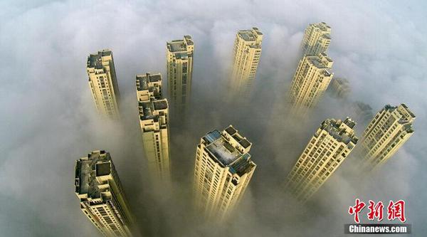 杭州降下浓雾 雾气描摹城区如蓬莱仙境1