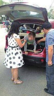 妈妈让儿子钻后备箱：汽车后备箱能坐人吗？