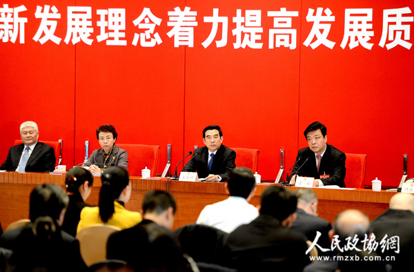 北京市市长王安顺，政协主席吉林在座谈会现场听取委员发言