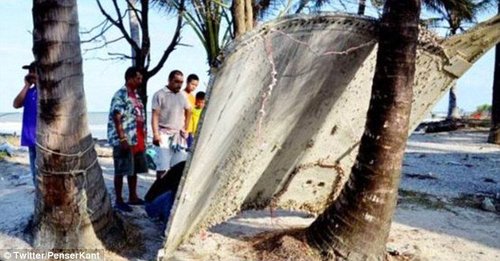 据每日邮报1月23日报道，在泰国南部地区的一个海滩上，当地村民发现一块疑似飞机碎片，有猜测称碎片可能属于2014年失联的马航MH370客机。