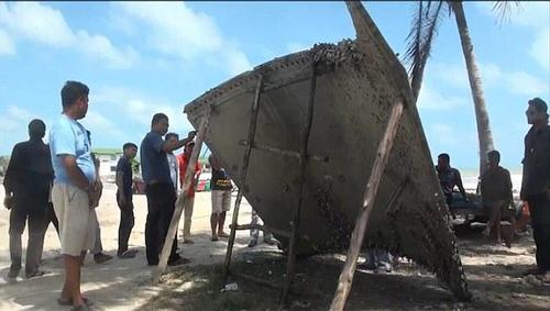 泰国官员称，在该国的洛坤府的海滩上，一片巨大的弧形金属残骸被海水冲上岸。村民发现这块飞机残骸后，报告给了当地政府，以便确认这片残骸的来源。