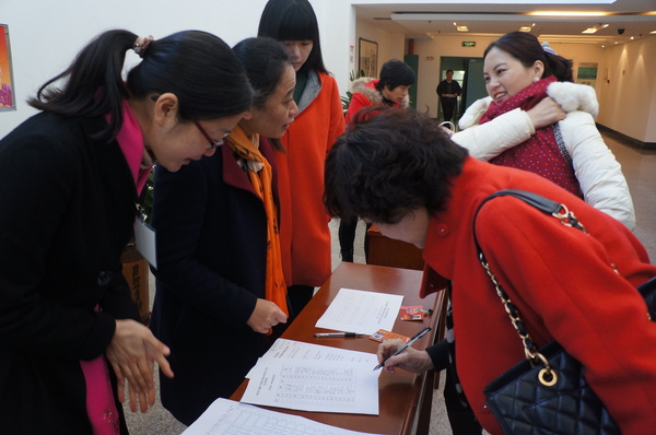 1月25日上午，集美区政协委员在会场外签到。