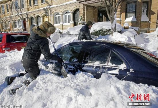 当地时间1月24日，美国遭遇暴风雪袭击。罕见暴风雪天气重创美国东北部地区，当天美国首都华盛顿、费城全城停摆，美国最大城市纽约几乎全城瘫痪。
