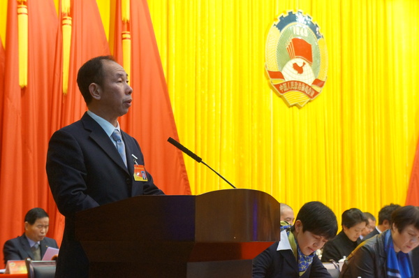 厦门市思明区政协主席陈炳良作常委会工作报告。