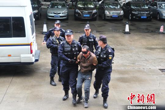 公安部A级通缉犯被押回广州举报人戴面具领悬赏金