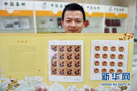 1月5日，一名爱好集邮的市民在展示第四轮生肖猴票。新华社记者 林善传 摄
