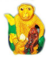 素三彩猴壶为可爱的猴子造型，黄色大猴端坐在绿树枝上，一手拿着桃，一手搂着小猴，画面温馨而生动，寄托着新的一年阖家团圆、福寿双至的美好祝愿。