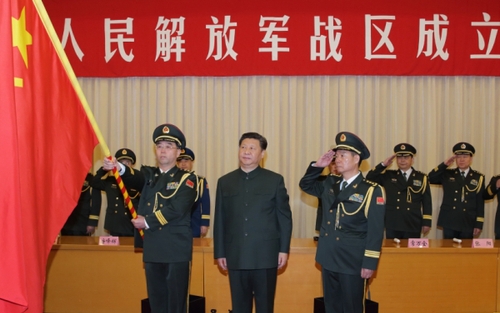 这是习近平将军旗授予中部战区司令员韩卫国、政治委员殷方龙。