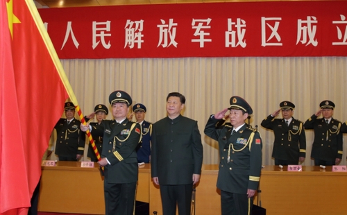这是习近平将军旗授予南部战区司令员王教成、政治委员魏亮。