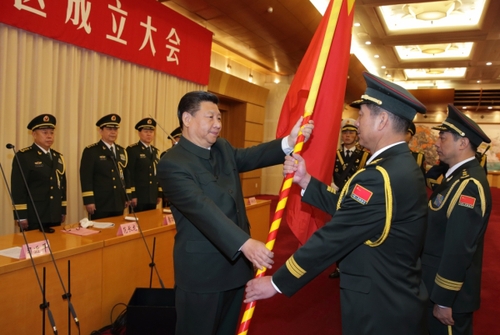 这是习近平将军旗授予西部战区司令员赵宗岐、政治委员朱福熙。