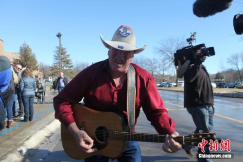 当地时间1月31日，美国总统竞选人特朗普在美国大选首站艾奥瓦州康瑟尔布拉夫斯市一所中学校园举行拉票活动，戴着牛仔帽、弹着吉他的支持者现场为特朗普拉票。<a target='_blank' href='http://www.chinanews.com/'>中新社</a>记者 邓敏 摄