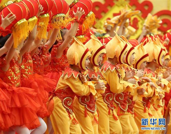 月6日，中共中央、国务院在北京人民大会堂举行2016年春节团拜会。这是孩子们在团拜会上表演节目。 新华社记者 庞兴雷 摄