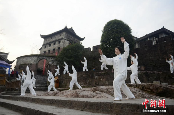2月6日清晨，湖南凤凰县太极协会的太极拳爱好者们在凤凰古城的沱江边打起了太极，以此迎接即将到来的春节，呼吁大家健康养生。 杨华峰 摄5