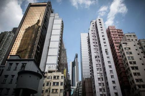不仅土地的成交价格过低，香港的土地市场自去年11月至今，已出现两幅住宅土地的流拍。