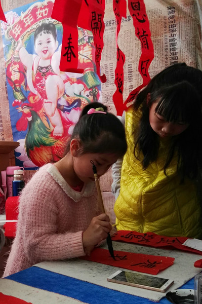 “娃娃庙会”上，孩子在美育活动中接触、习得、继承传统的年俗文化。 赵罡 摄