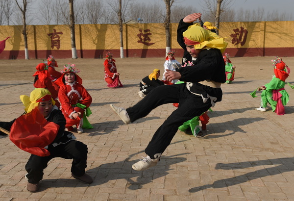 2月15日，河北孟村回族自治县王帽圈村的中小学生在练习帽派落子。新华社发