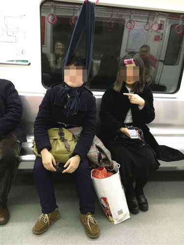 杨女士在地铁上摆出的“上吊”状高能睡姿