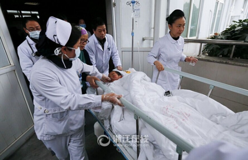 孩子在浦江县人民医院接受治疗