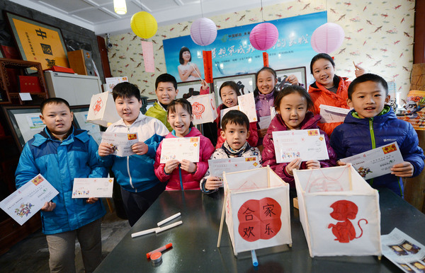 北京大栅栏琉璃厂梦想驿站里，孩子们展示“梦想未来信”了解元宵节形成的文化土壤和历史背景