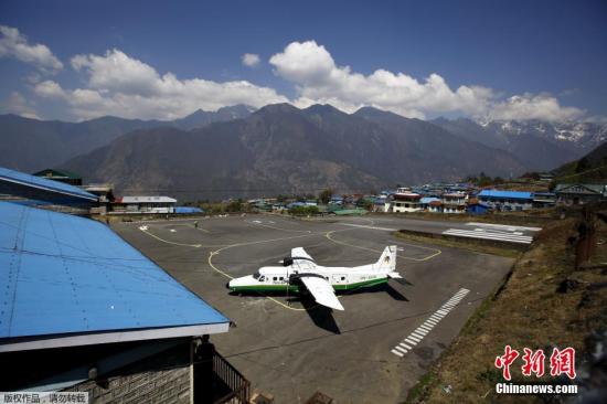 据尼泊尔警方消息，一架小型客机2月24日在尼泊尔中部失联，机上23人下落不明。这架隶属尼泊尔塔拉航空公司的客机载有20名乘客和3名机组人员，原计划从博克拉飞往佐莫索姆。机上人员包括2名外国人。这是一架塔拉航空公司小型客机在尼泊尔佐莫索姆一座机场着陆的资料照片。