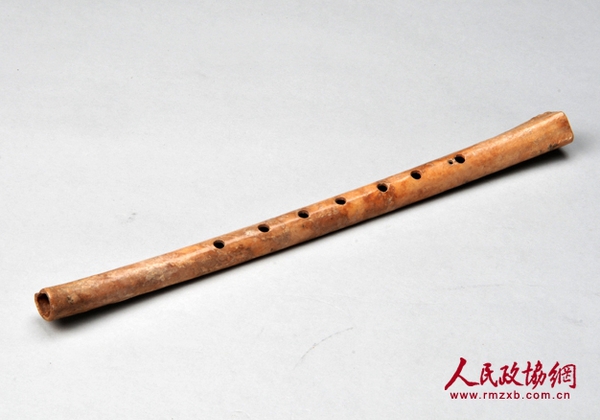 贾湖骨笛，骨质，长23.1厘米，1987年河南舞阳县贾湖遗址出土。现藏于河南省博物院。