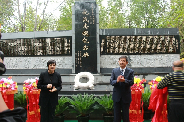 2015年9月30日，吉林省政协副主席支建华（右）和河北省政协副主席曹素华（左）为抗战忠魂纪念碑揭幕。
