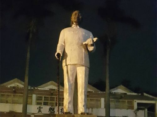 台湾一大学蒋介石铜像遭喷白漆成肯德基爷爷
