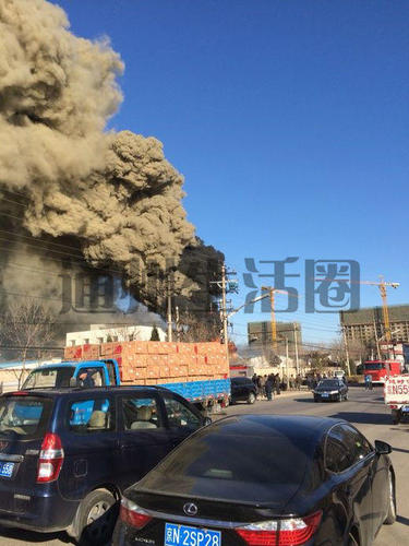 据网友爆料，通州曹园狗市附近发生大火，并伴有爆炸，消防队正紧急扑救！