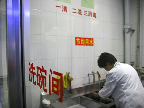 安阳县二中多名学生证实，学校确实收取“洗碗费”，每学年75元；部分班级中，不在学校餐厅吃饭的走读生也要交“洗碗费”。