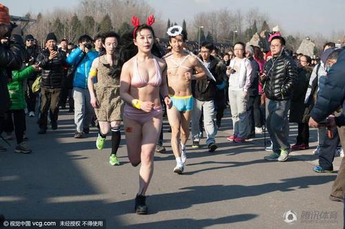北京“光猪跑”造型吸睛 女选手豪放出镜(图)