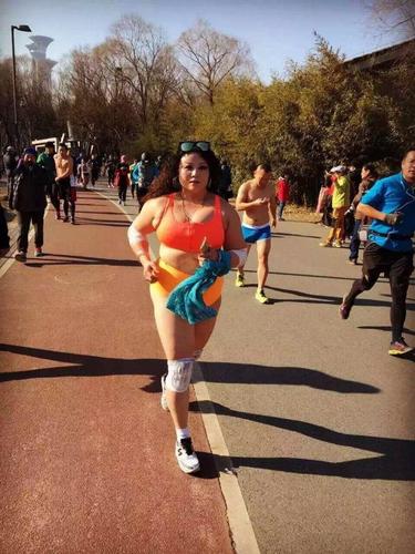 北京“光猪跑”造型吸睛 女选手豪放出镜(图)